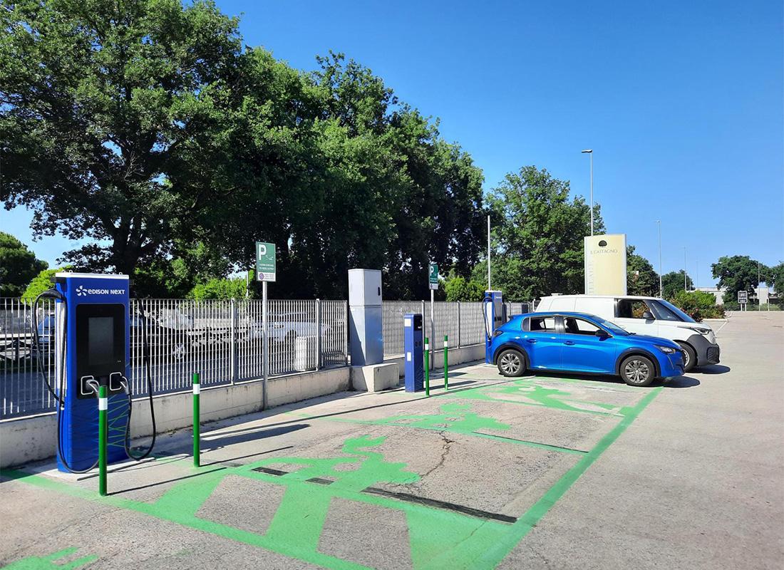parcheggio con colonnine di ricarica