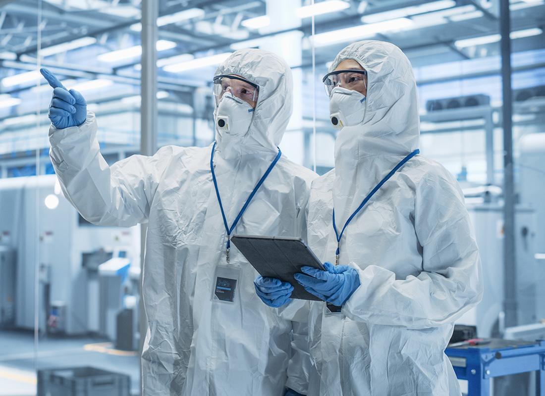 operai in tuta protettiva