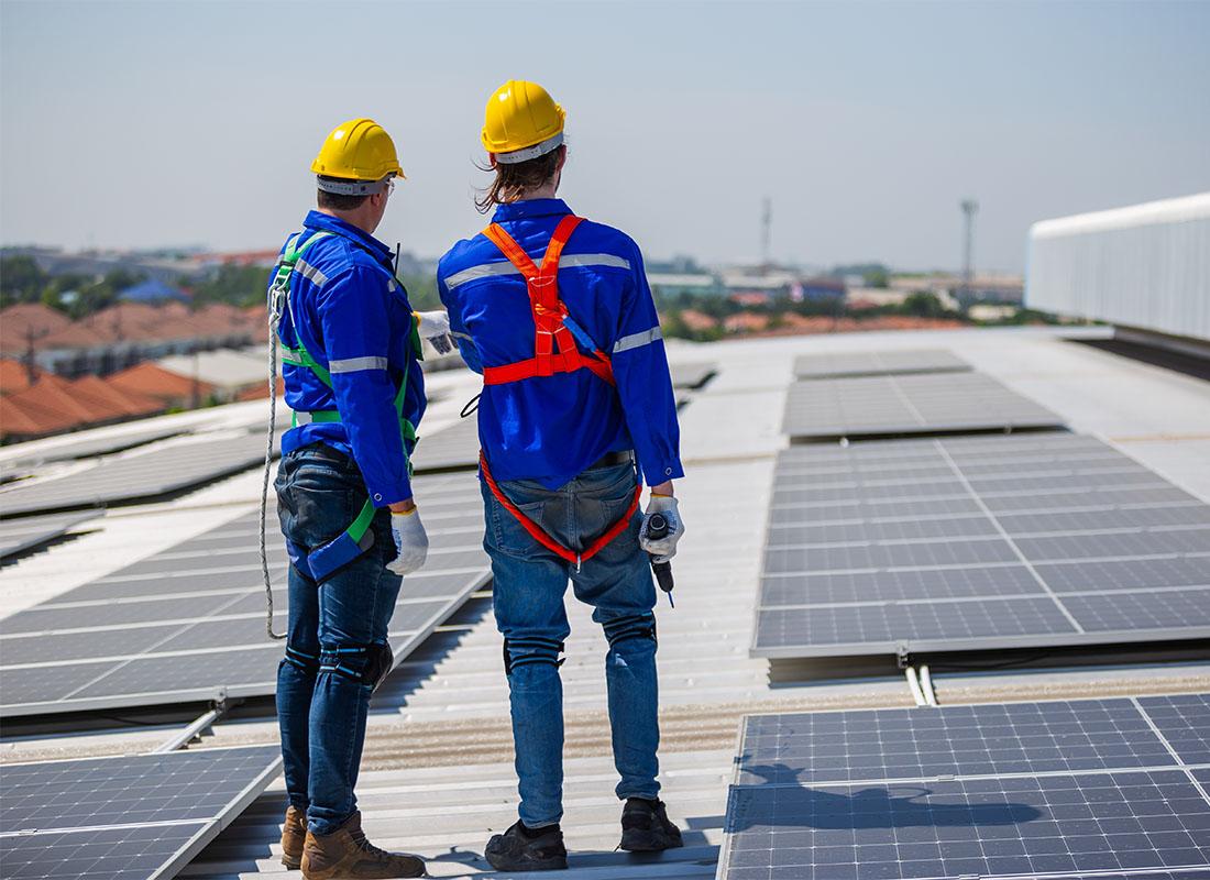 operai con pannelli fotovoltaici